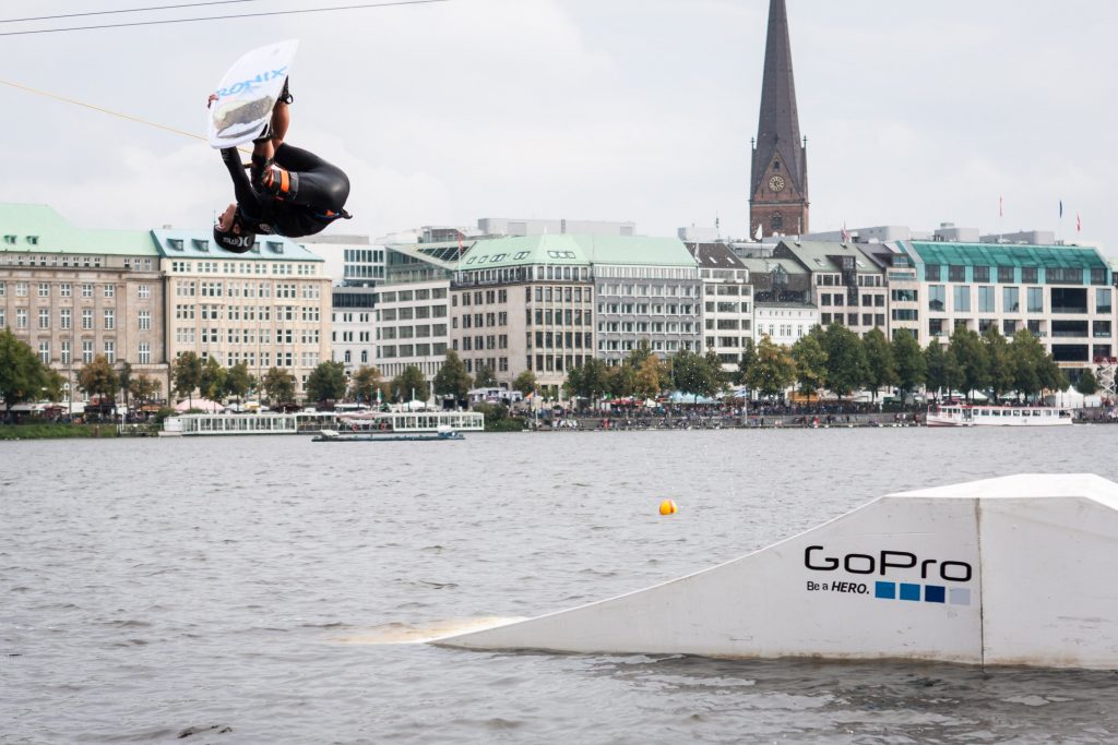Wake Masters Hamburg 2014 Wakeboard Wake Masters Hamburg Alstervergnuegen 2014 Kicker Timo Kapl Foto: thegapmagazin.com/Benjamin Wiedenhofer *** Local Caption *** Die Verwendung dieses Bildes ist fuer redaktionelle Zwecke honorarfrei. Abdruck bitte unter Quellenangabe thegapmagazin.com/Benjamin Wiedenhofer. Belegexemplar erbeten. Brand Guides Markenberatung GmbH & Co KG Rehmstrasse 12 - 22299 Hamburg / Germany info@brandguides.com - www.brandguides.com