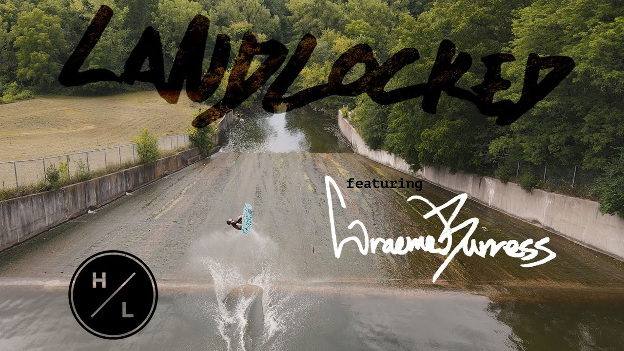 Wakeboarder hinter einem Boot
